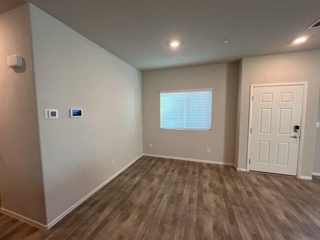 Building Photo - **SHORT TERM LEASE ONLY**  Beautiful 3 bedroom 3 bathroom townhome.