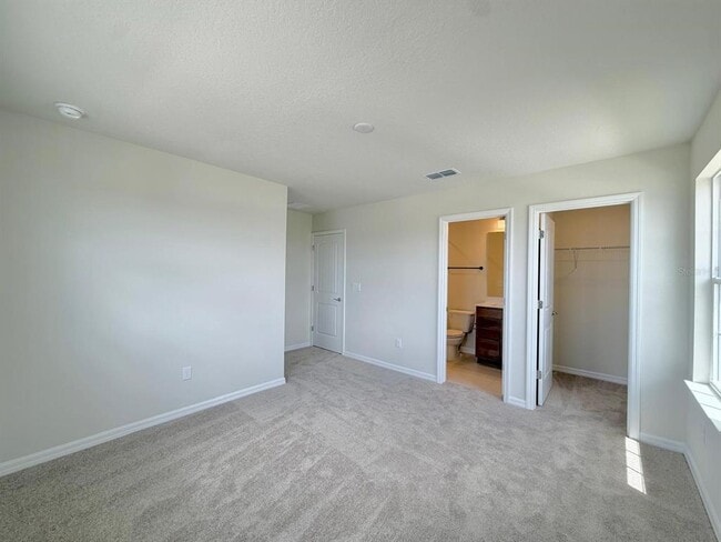 Building Photo - 6985 Oak Commons Way