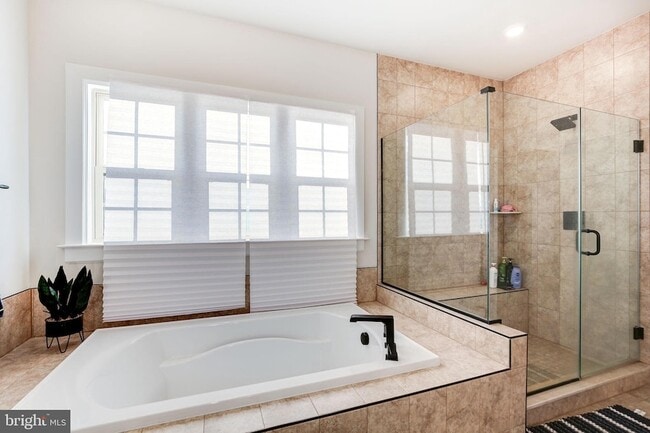 Building Photo - 6547 Clubhouse Dr