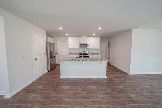 Building Photo - AVAILABLE NOW!