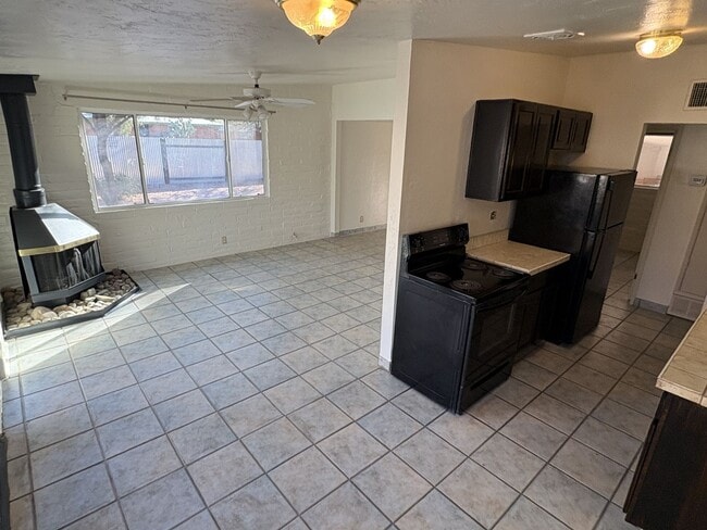 Building Photo - Great central location on cul-de-sac