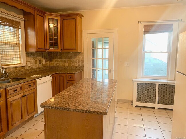 Building Photo - 571 Mineola Ave