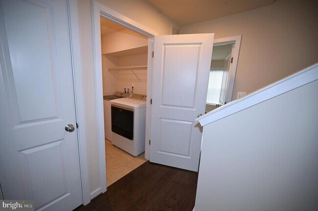 Building Photo - 2413 Glenallan Ave