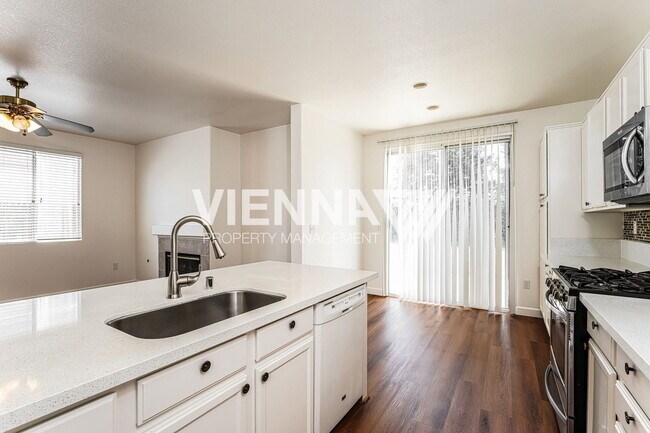 Building Photo - 493 Silverhorn Dr