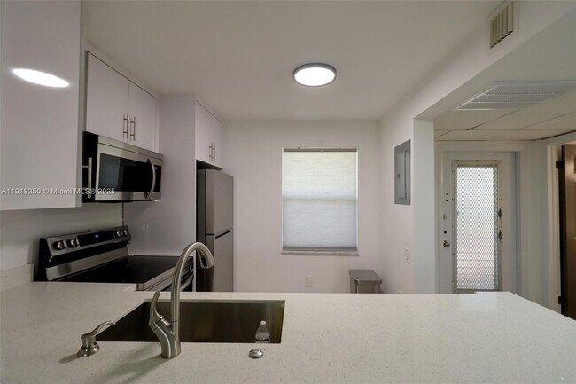 Building Photo - 9300 Lime Bay Blvd