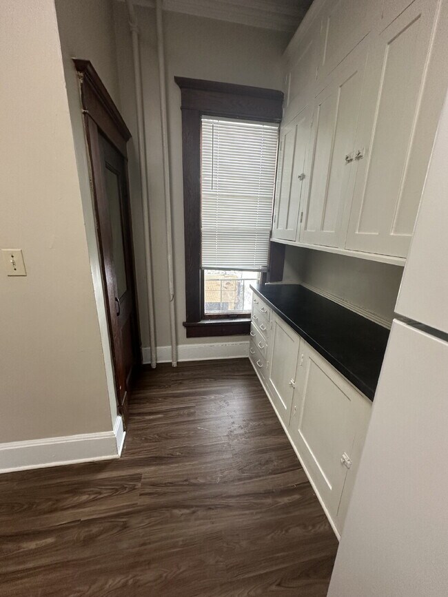 Building Photo - 747 Parker Ave