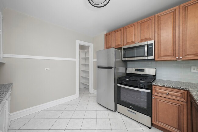 Building Photo - 306 S Kenilworth Ave