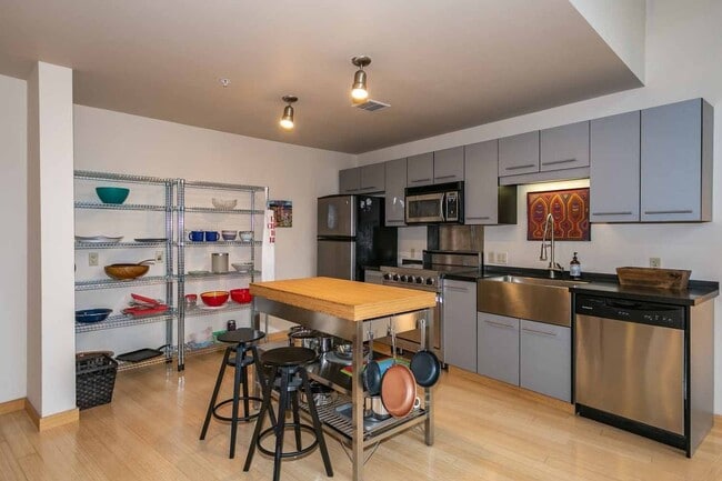 Building Photo - Gorgeous loft-style 2 floor condo with secured parking, A/C and rent includes most utilities!