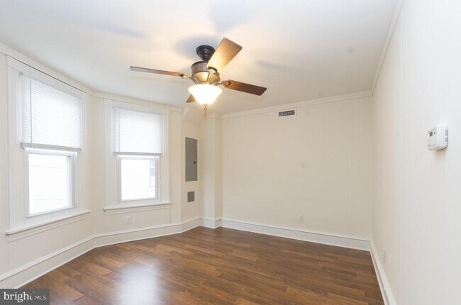 Building Photo - 431 Main St