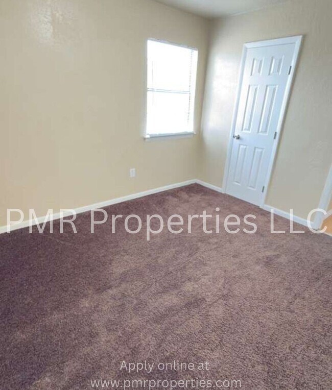 Building Photo - 3 Bedrooms / 1 Bathroom House