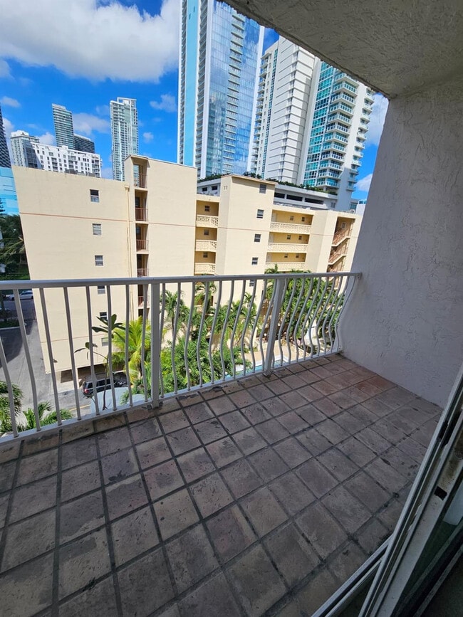 Building Photo - 677 NE 24th St