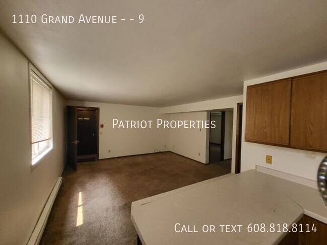 Building Photo - 2 bed/1 bath apartment in Prairie Du Sac, WI!