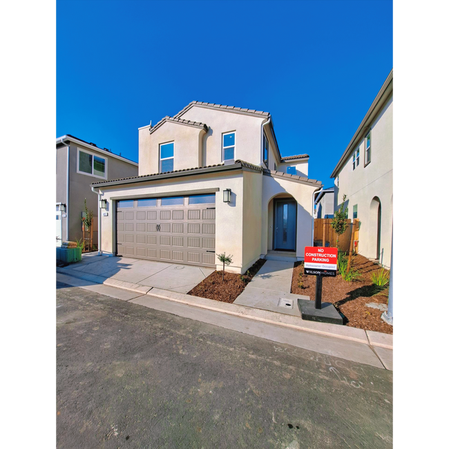 Building Photo - Beautiful 3-Bedroom Home in Gated Clovis Community!