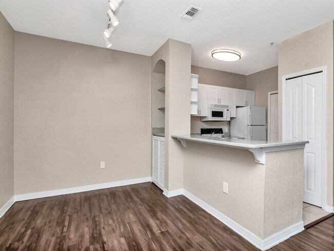 Building Photo - Ground Floor 2 Bedroom 1 Bathroom in Riverview, FL - Walk to Riverview Theater