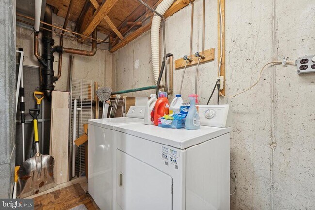 Building Photo - 422 Wendover Dr