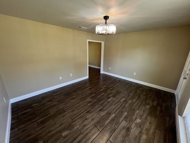 Building Photo - Beautiful 3-Bedroom, 1.5-Bath Home in Bake...