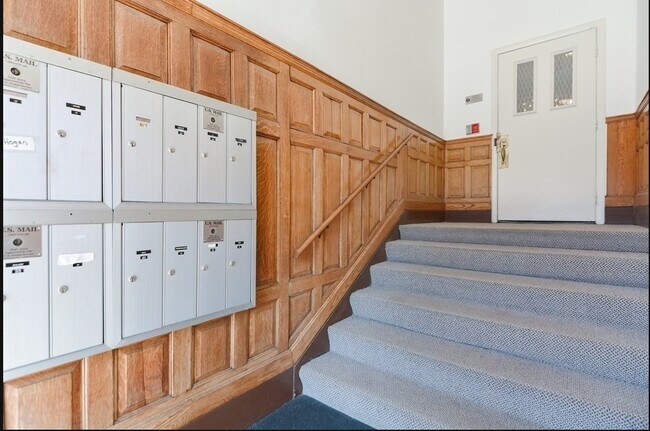 Building Photo - 922 Beacon St