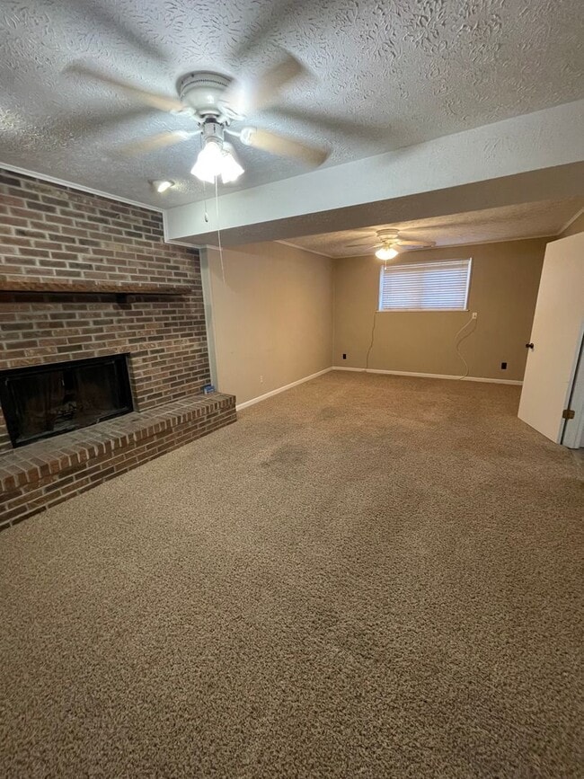 Building Photo - 3 bed, 2.5 bath, 2 car garage split foyer home in West Knoxville