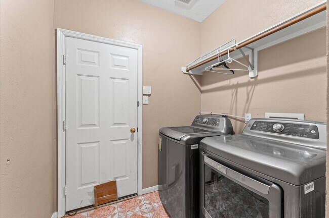 Building Photo - 1631 Mustang Crossing
