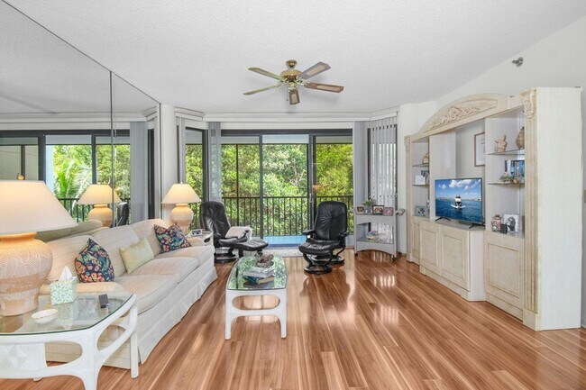 Building Photo - 221 NE Plantation Rd