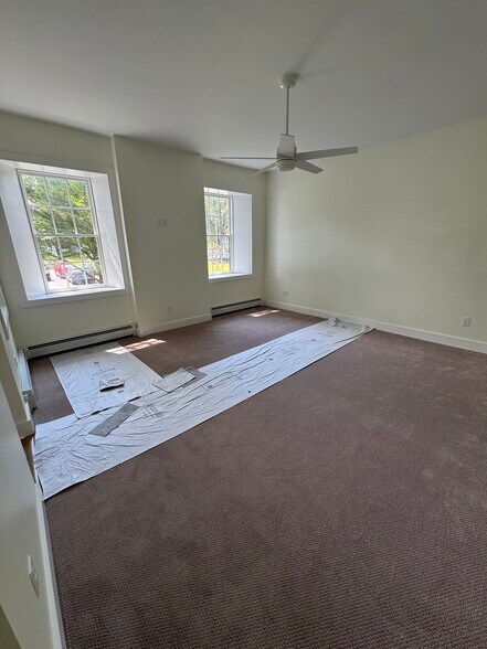 Living Room 15' x 17', Ceiling Fan - 274 Main St