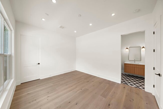 Building Photo - 408 Pecore St