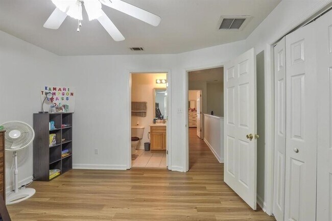 Building Photo - 924 Ashburn Dr