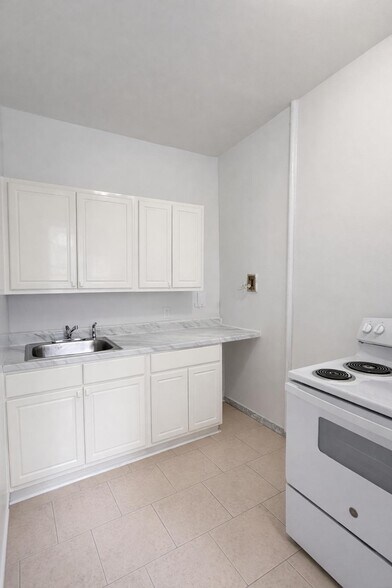 Building Photo - 717 W 177th St