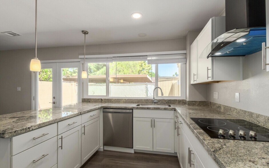 Building Photo - 1623 E Malibu Dr