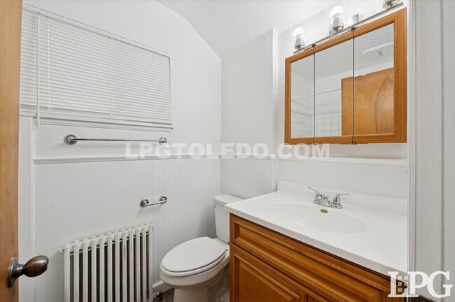 Building Photo - 606 W Poinsetta Ave