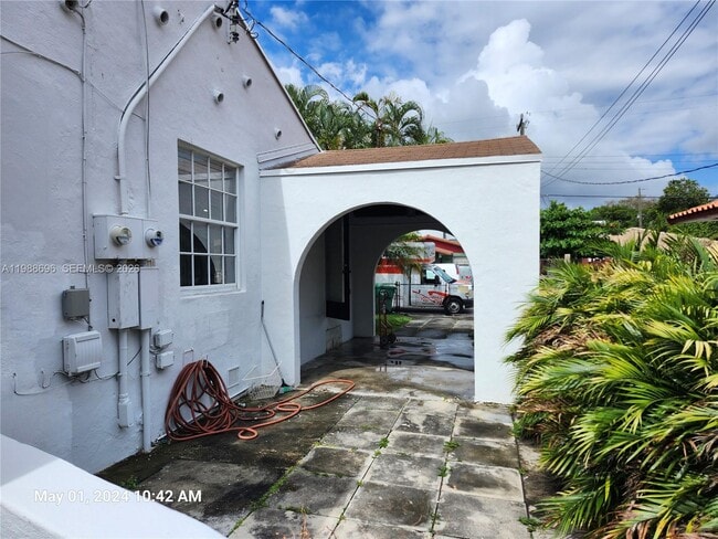 Building Photo - 1023 SW 12th Ct