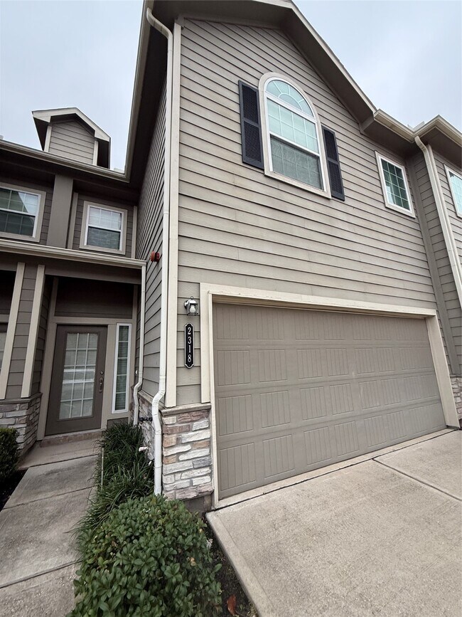 Building Photo - 2318 Bermuda Palms Dr