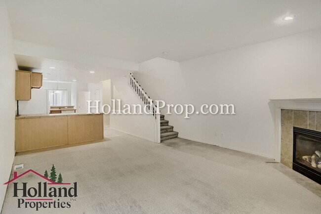 Building Photo - Modern Townhome Near MAX, Nike & High-Tech Corridor