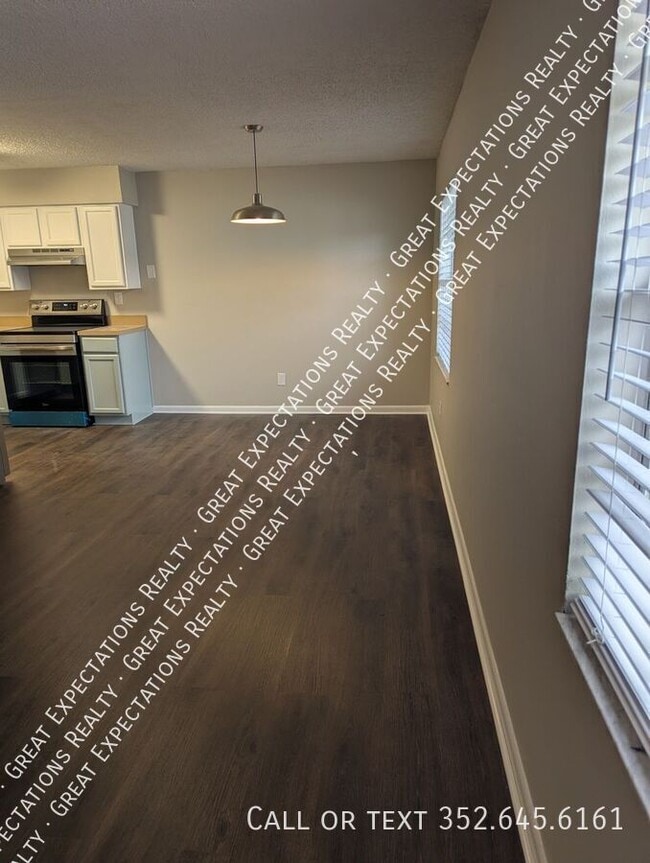 Building Photo - 147 SE 13th Ave