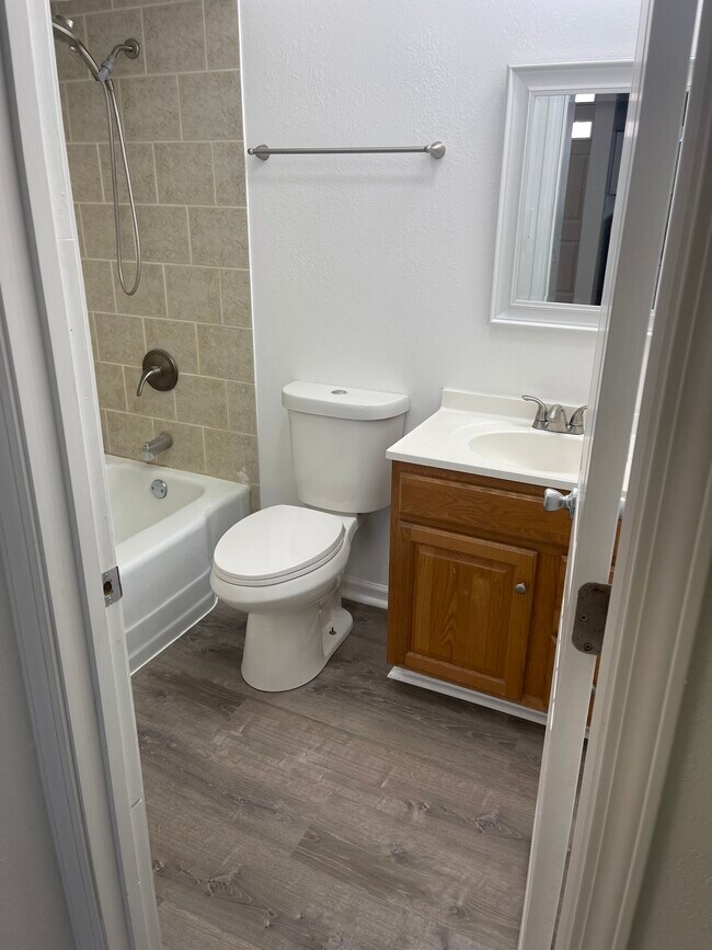 Building Photo - 843 Vine St