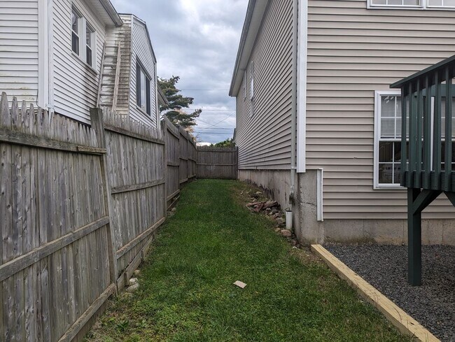 Building Photo - 33 Hallock St