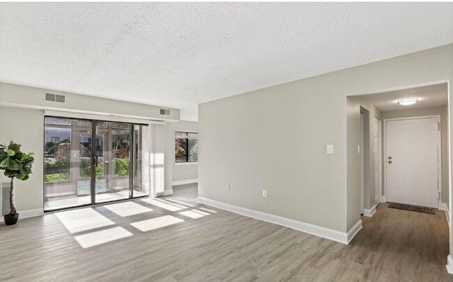Building Photo - Renovated Herndon Condo