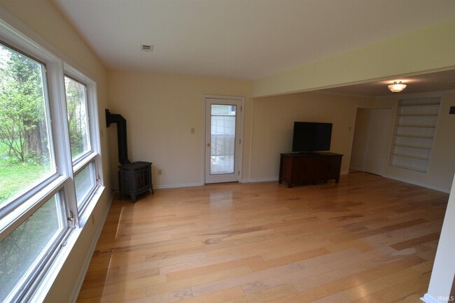 Building Photo - 830 S Woodlawn Ave