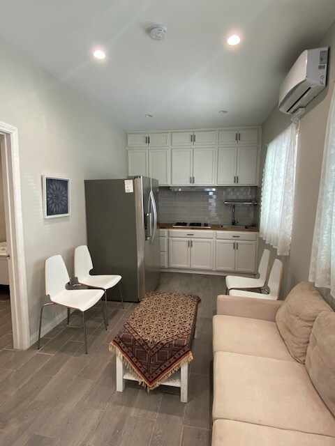 Building Photo - 21520 Saticoy St