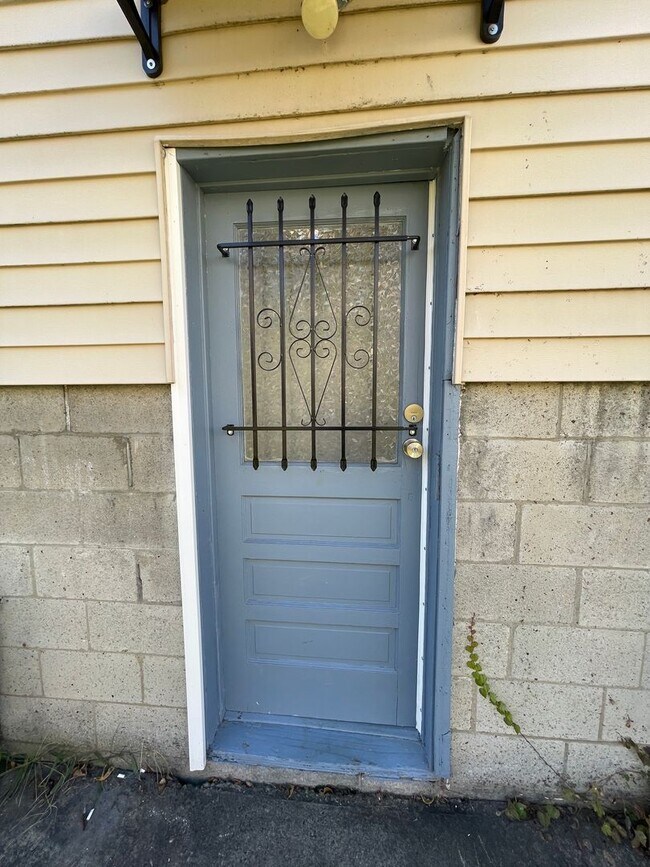 Building Photo - 402 N 6th Ave