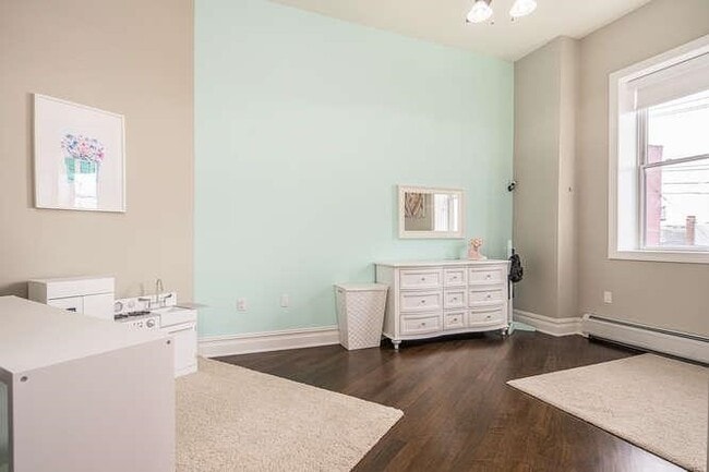 Building Photo - 564 Gregory Ave