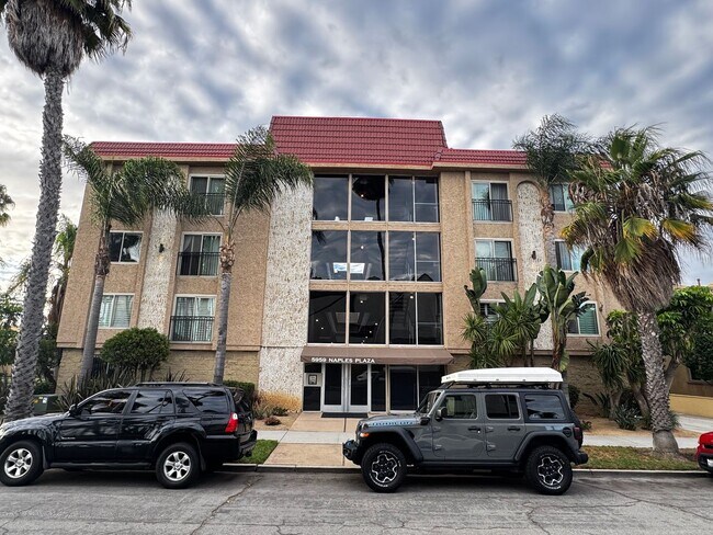 Building Photo - REMODELED 1 BEDROOM CONDO - Naples Island ...