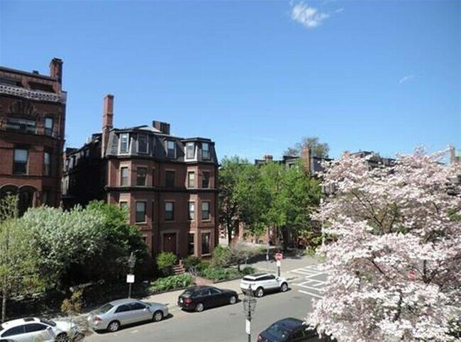 Building Photo - 370 Marlborough St