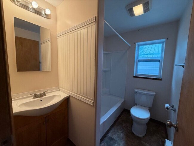 Building Photo - Beautifully Remodeled Duplex in the Villag...