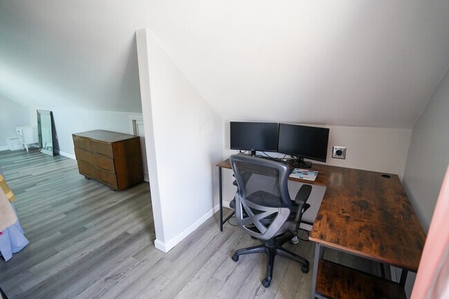 Building Photo - 6 Pleasant St