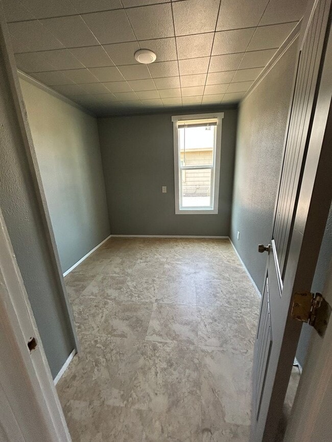 Building Photo - 3 bedroom house close to shopping.