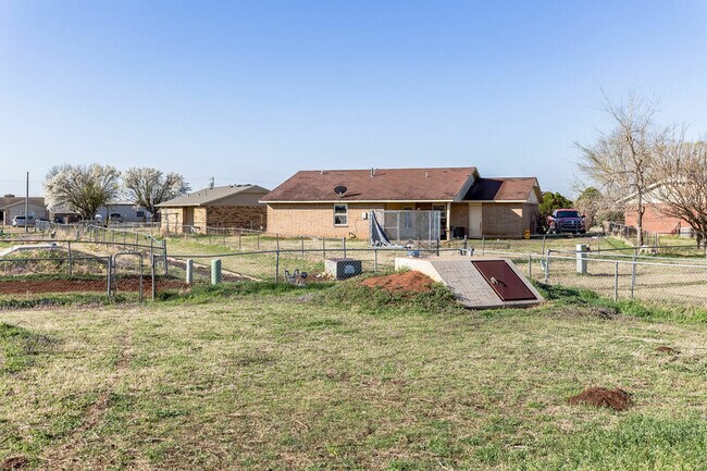 Building Photo - 404 E Texas Dr