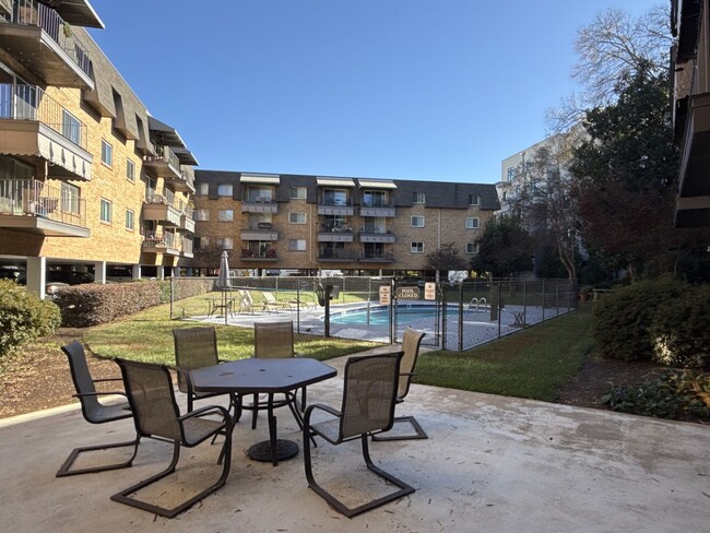 Building Photo - Come see this great condo in Myers Park in...