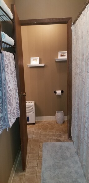 Shower area (connects to 1/2 bath) - 5325 Brody Dr