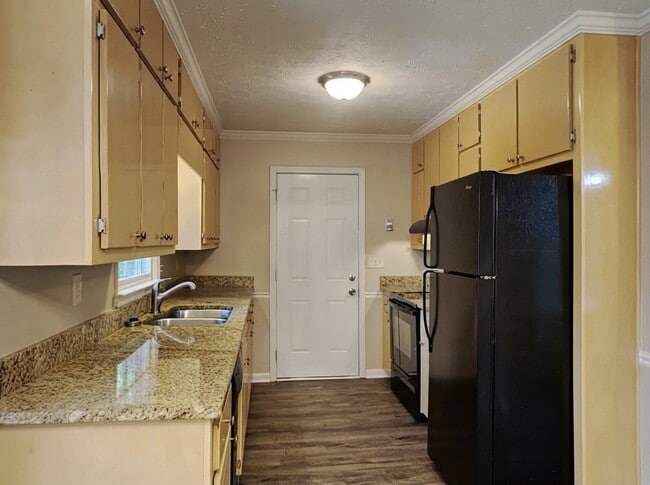 Building Photo - 1901 Pond Ridge Ct